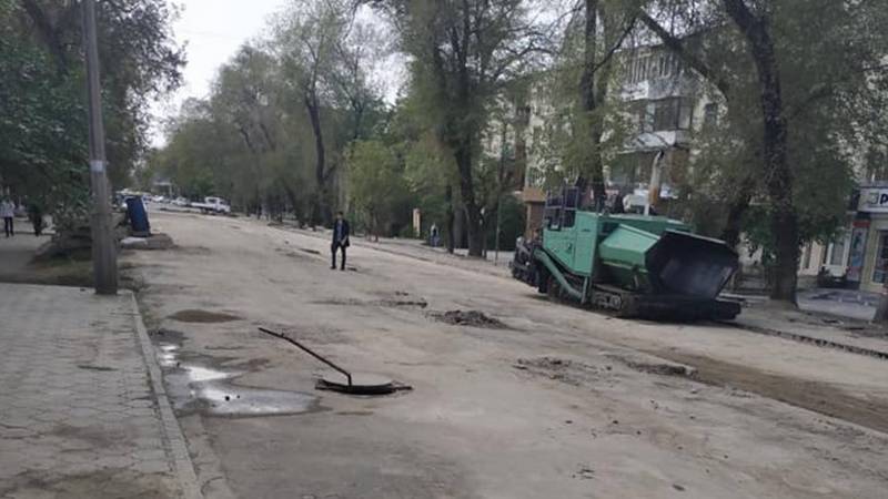 Бишкечанин возмущен, что никто не торопится открывать улицу Токтогула (фото)