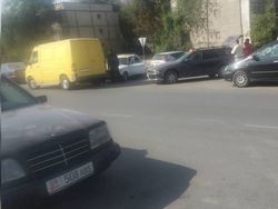 Бишкекчане просят установить пешеходный переход по улице Садыгалиева