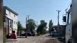 В жилмассиве Токолдош на улице Октябрьской устроили стоянку грузовиков и спецтехники (видео)