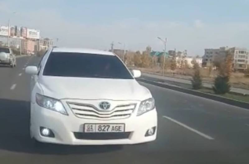 На Южной магистрали тонированная «Тойота» ехала задом, не давая проехать другим авто (видео)