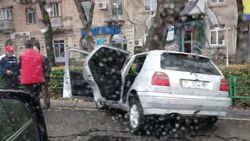Автомашина врезалась в ограждение у Белого дома в Бишкеке