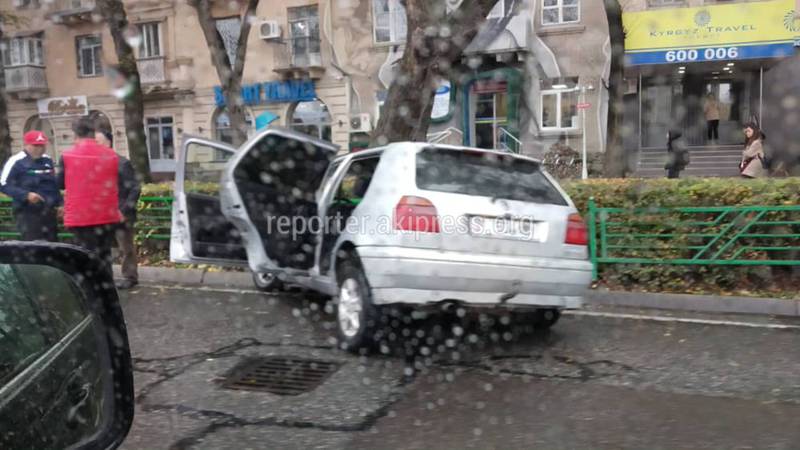 Автомашина врезалась в ограждение у Белого дома в Бишкеке