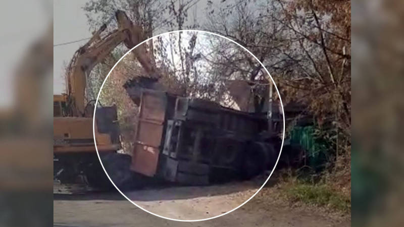 В Бишкеке перевернулся грузовик с углем. Видео