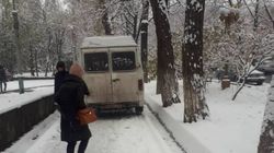 На ул.Панфилова бусик припарковали на тротуаре <i>(фото)</i>
