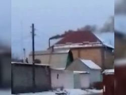 Из трубы дома на ул.Валиханова идет черный, густой дым