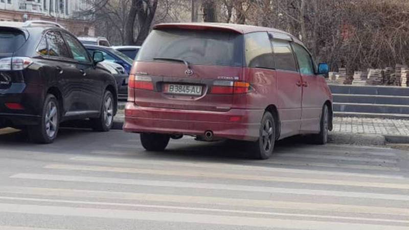 На Тыныстанова-Пушкина машину припарковали прямо на пешеходном переходе (фото)