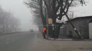 На ул.Профсоюзной мужчина выбрасывал мусор в арык (видео)