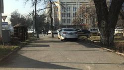 На Ибраимова-Киевской машину припарковали на тротуаре <i>(фото)</i>