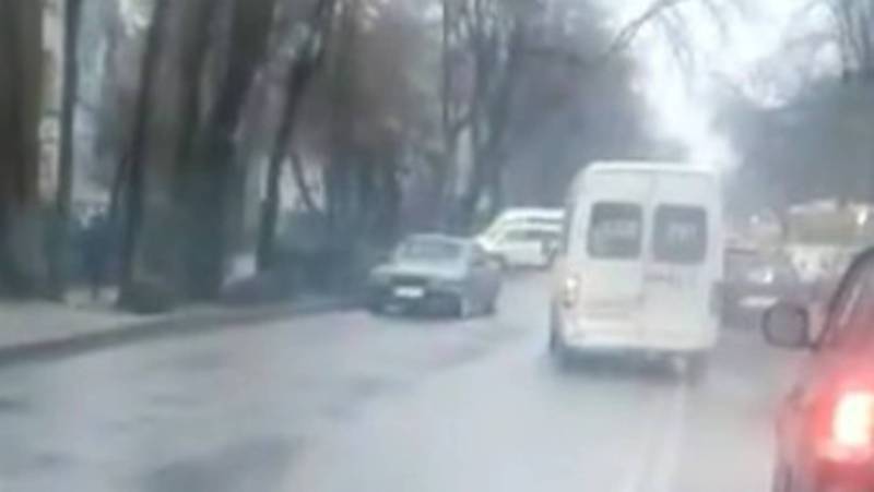 На Московской водитель маршрутки пересек сплошную линию и выехал на встречную полосу (видео)