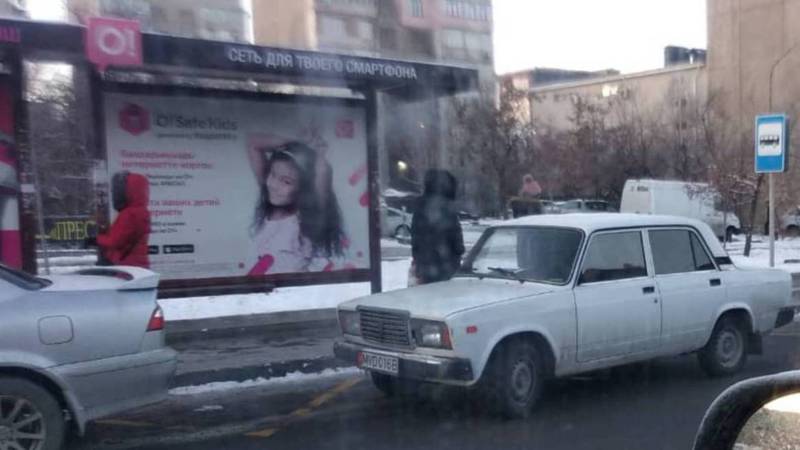 На Юнусалиева-Суеркулова машину с госномером МВД припарковали на остановке. Фото