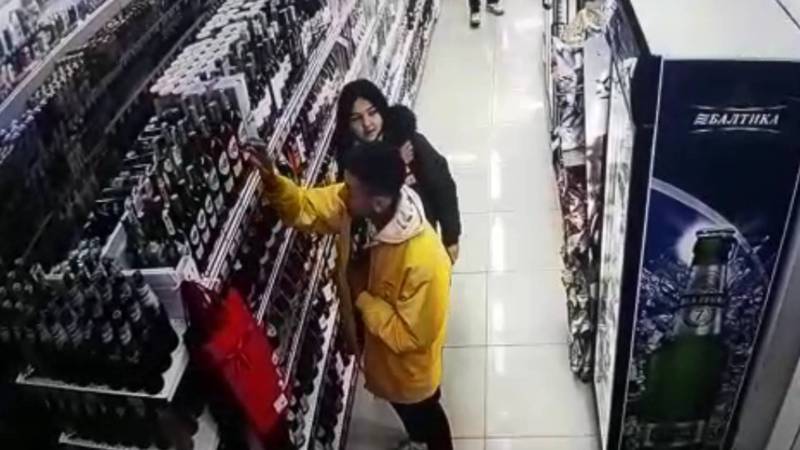 Видео — Молодой человек ворует алкоголь в супермаркете