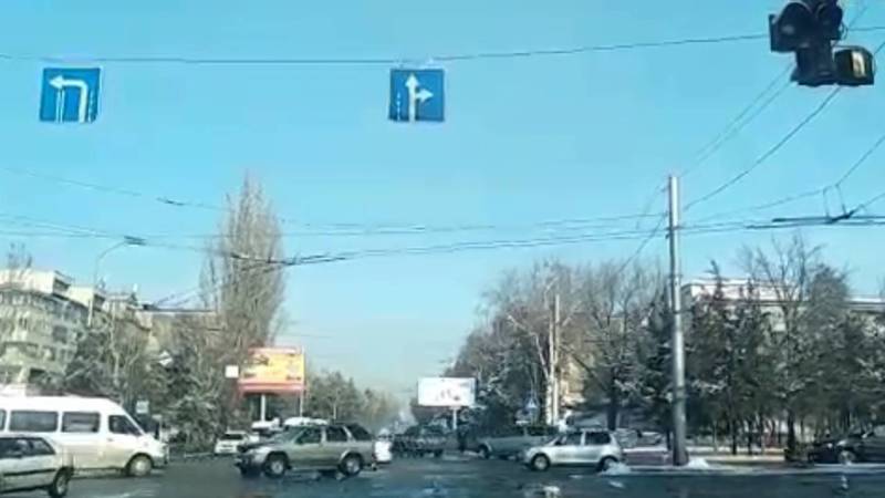 Бишкекчанин предлагает добавить правоповоротную секцию на светофоре на Байтик Баатыра-Токомбаева
