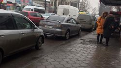 Машины, припаркованные на остановке возле «Гоина», мешают общественному транспорту, - очевидец <i>(видео, фото)</i>