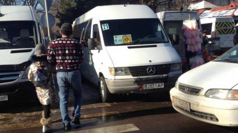 На Тыныстанова водители паркуются на «зебре»