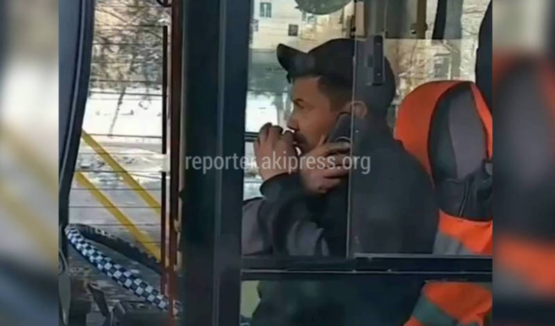 Водитель троллейбуса №10, который курил и разговаривал по телефону за рулем лишен премии