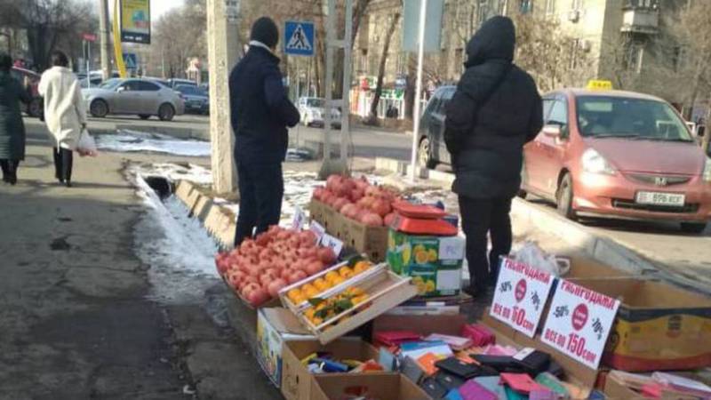 На Московской-Усенбаева снова торгуют на тротуаре. Фото
