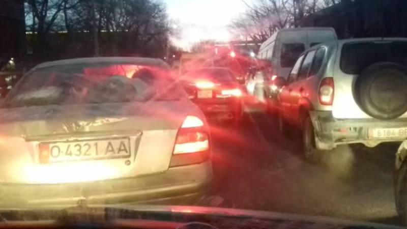 Бишкекчанин жалуется на пробку на улице Айни. Видео