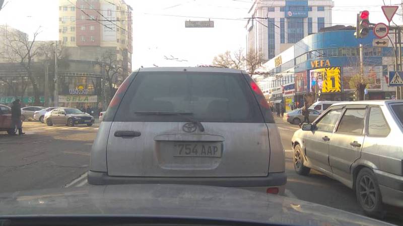 В Бишкеке ездят машины, у которых отсутствует часть госномера. Фото