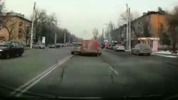 Водитель «Тойоты» разворачивался через сплошную и столкнулся с микроавтобусом. <b>Видео</b>