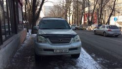 Фото — Водитель «Лексуса» припарковался на тротуаре, за машиной числятся штрафы на более 20 тыс. сомов