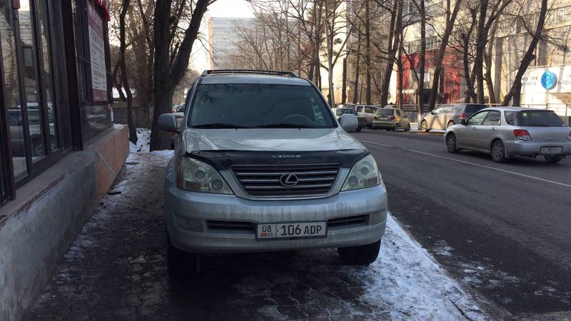 Фото — Водитель «Лексуса» припарковался на тротуаре, за машиной числятся штрафы на более 20 тыс. сомов