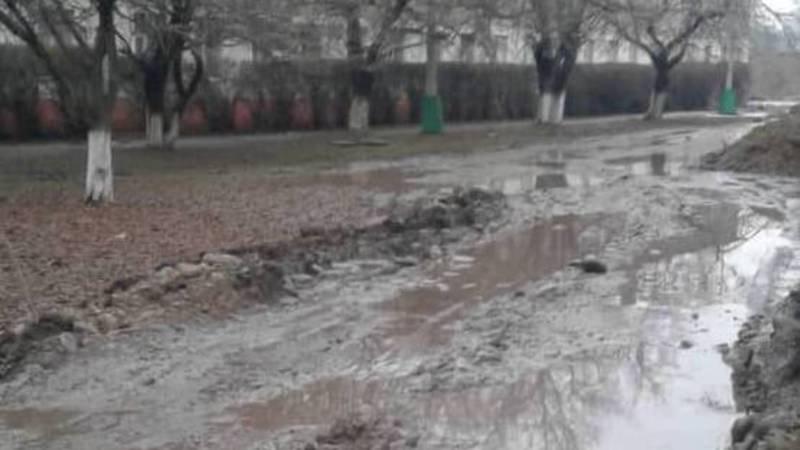 «Дети по дороге в школу не идут, а плывут по грязи»: Бишкекчанка о состоянии улиц возле школы №54. Фото