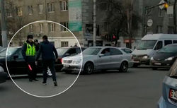 Видео — Водитель устроил разборки с регулировщиком посреди улицы