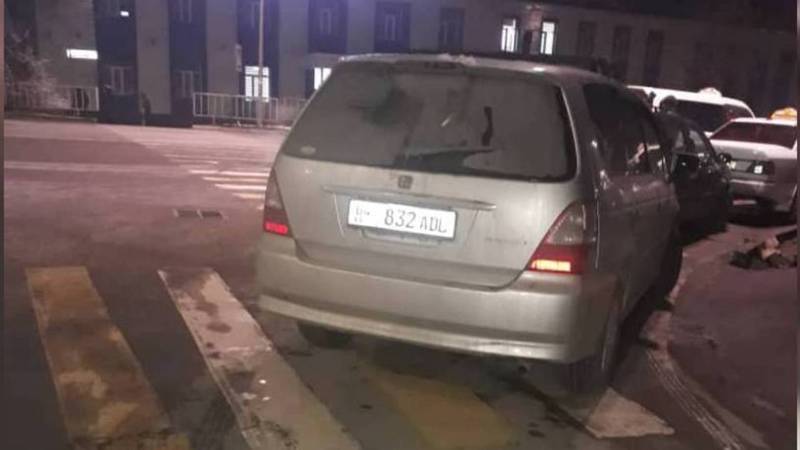 На Фучика-Рыскулова водители припарковались на «зебре»