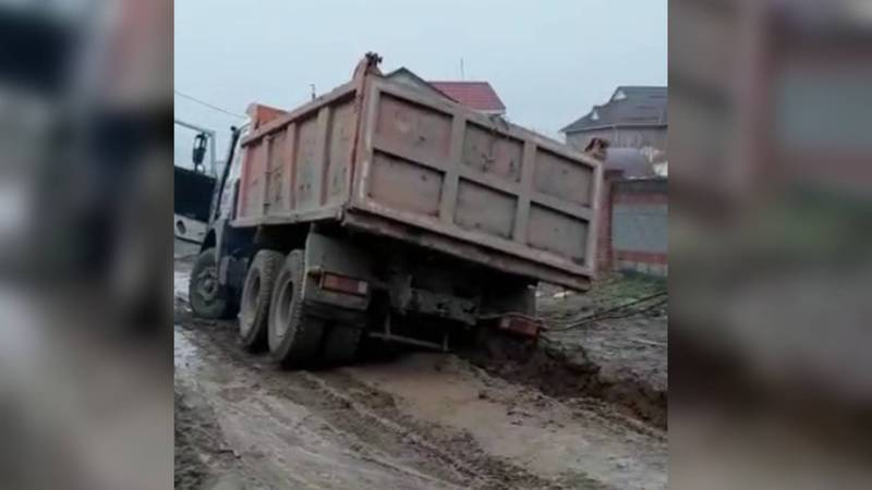 В Рухий-Мурасе экскаватор пытается вытащить грузовик, застрявший в грязи. Видео