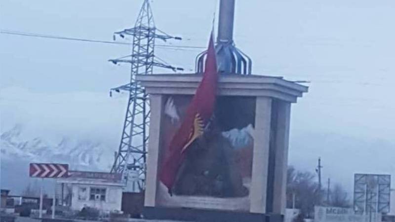 Самый большой флаг в Балыкчы сорвало ветром. Видео