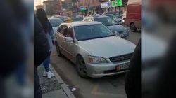 На ул.Киевской на остановке возле ТЦ «Бишкек Парк» паркуются водители. Видео