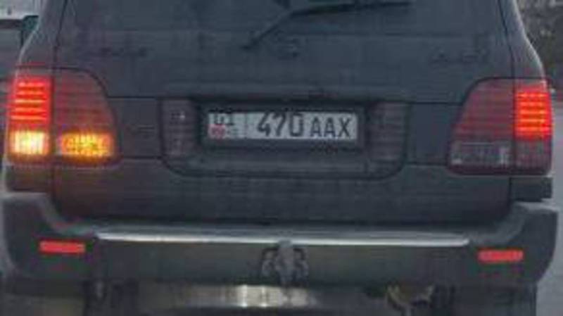 Водитель «Лексуса» установил электронную шторку, скрывающую номер. Фото