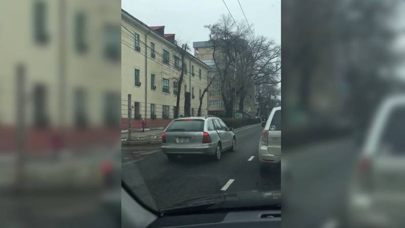 На улице Московской водители массово нарушают ПДД. Видео