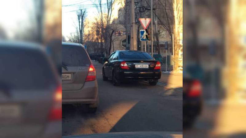 На Токтогула-Суюмбаева водитель припарковал машину на проезжей части дороги