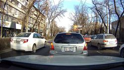 На ул.Московской многие водители едут по встречной полосе, - бишкекчанин <i>(видео, фото)</i>