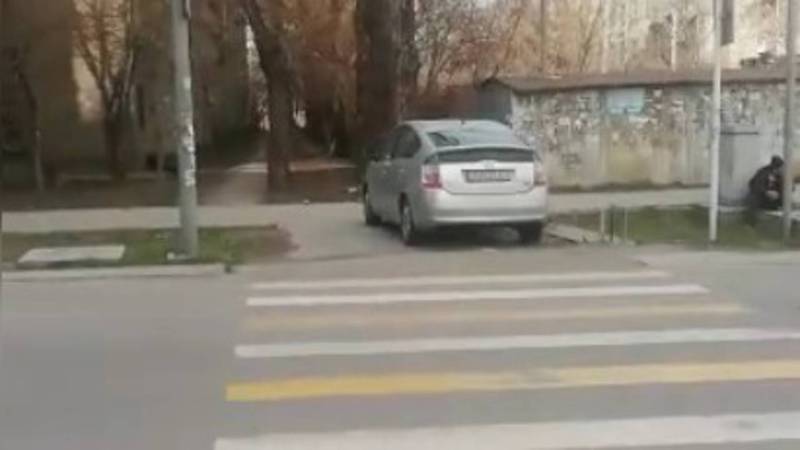 На ул.Боконбаева водитель «Тойоты» припарковался, перекрывая «зебру». Видео