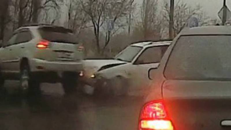 В Бишкеке столкнулись «Тойота» и «Фольксваген». Момент столкновения попал на видеорегистратор