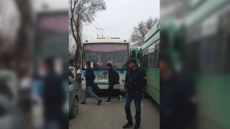 На ул.Исанова возле мечети в Оше припаркованный «Ниссан» заблокировал дорогу троллейбуса. Видео