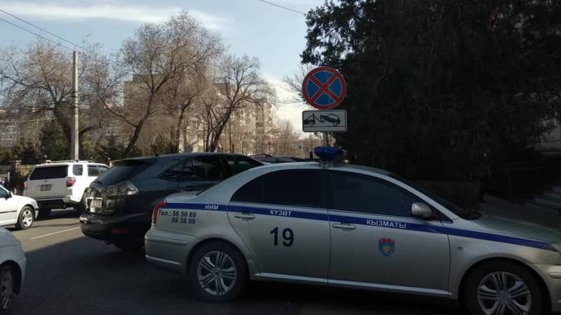 Возле поликлиники МВД по ул.Московской водители снова паркуются по запрещающим знаком. Фото