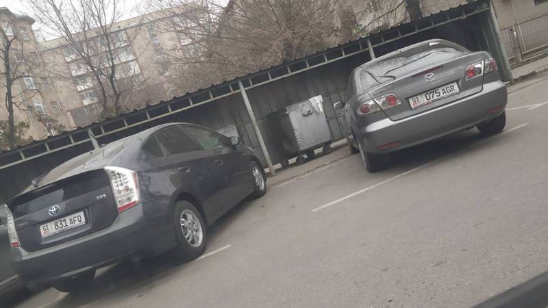 На Токтогула-Эркиндик водители припарковались, закрыв мусорные контейнеры. Фото