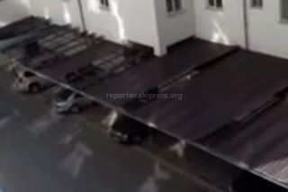 Видео — Шум из гостевой парковки во дворе дома №52/1 на ул.Юнусалиева в Бишкеке раздражает соседей