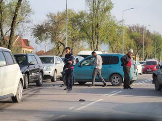 На ул.Шабдан Баатыра в Бишкеке столкнулись 3 машины и заблокировали проезд <i>(фото, видео)</i>