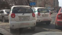 На улице Токтогула водители припарковались на проезжей части дороги. Фото