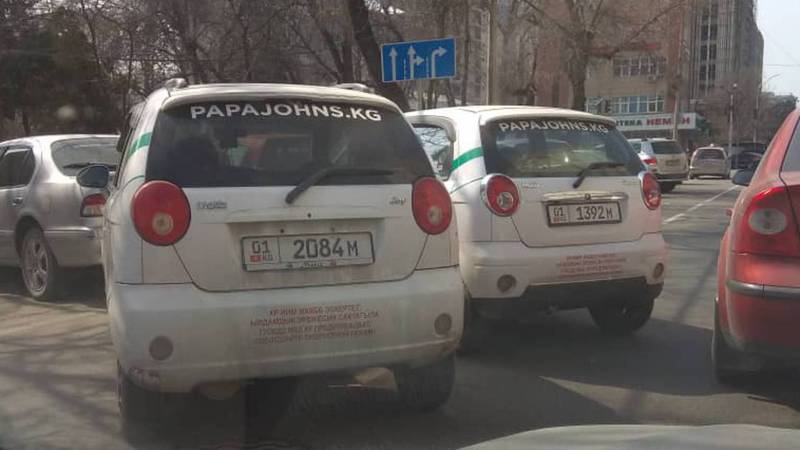На улице Токтогула водители припарковались на проезжей части дороги. Фото