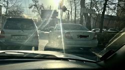 На Московской-Уметалиева водители паркуются на проезжей части дороги. Фото