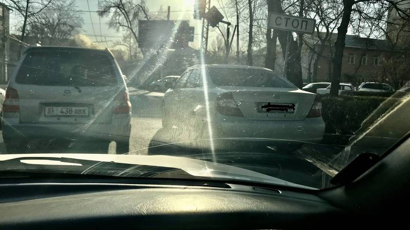 На Московской-Уметалиева водители паркуются на проезжей части дороги. Фото