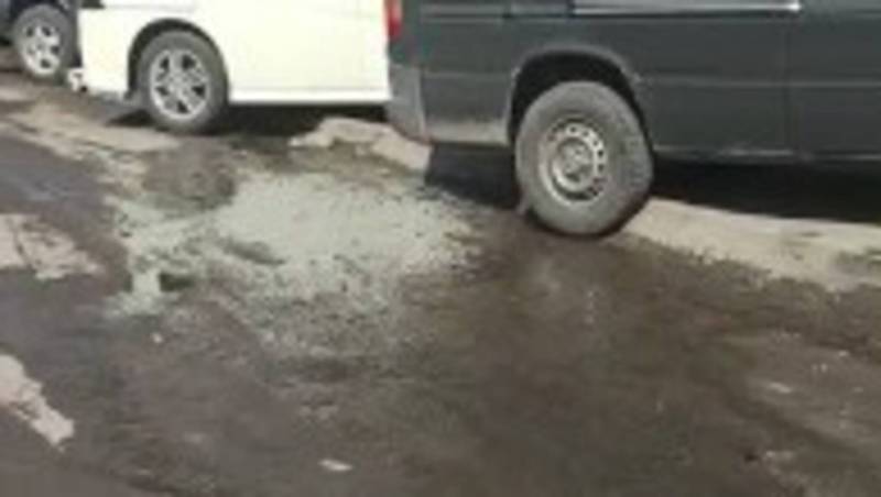 На ул.Павлова прорвало трубу, чистая вода топит улицу. Видео