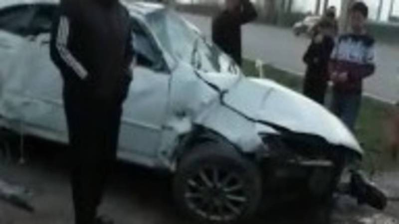 На ул.Льва Толстого водитель легковушки врезался в бетонный столб. Видео