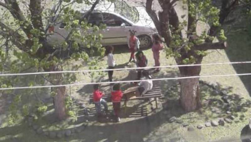В Жалал-Абаде дети играют во дворе во время режима ЧП. Фото