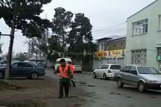 В центре Каракола провели «земельный» способ ремонта дороги (видео)